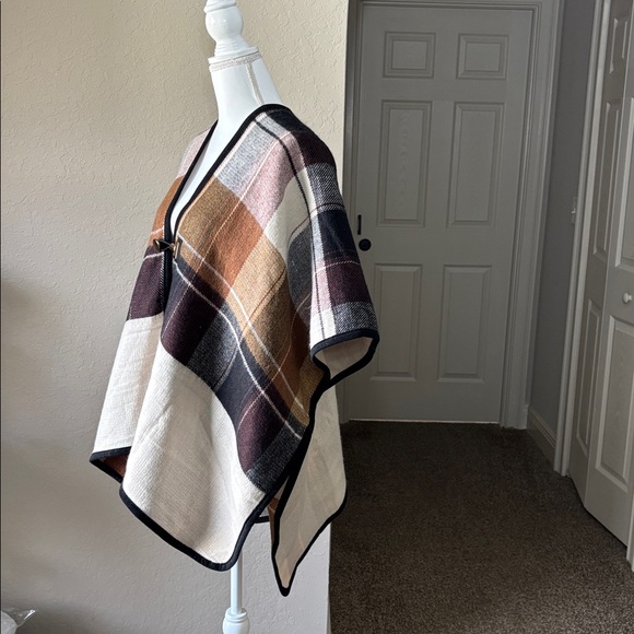 Vince Camuto Women’s Plaid Reversible Poncho with toggle NWT One Size - Picture 3 of 6